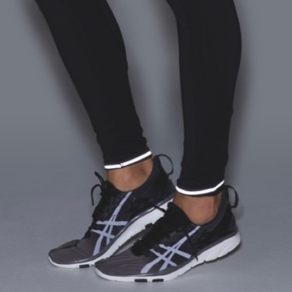 LULULEMON All The Right Places II Black & Miss Mosaic White, Like New, Size 4 - Picture 5 of 6